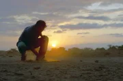 Insektenforscher Ummat Somjee während des Sonnenuntergangs in Kenia