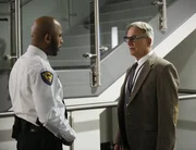 Security Guard (Boise Holmes) and Gibbs (Mark Harmon)