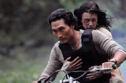 Julie (Mariana Klaveno, r.), eine wichtige Zeugin in einem bedeutsamen Mordprozess ist verschwunden. Steve und Chin (Daniel Dae Kim, l.) müssen in den Dschungel der Insel und die Zeugin schleunigst ausfindig zu machen und sie zu beschützen.