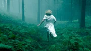 Silke Bodenbender spielt Barbara Neder, die durch den Wald rennt.