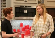 Chip (Thomas Barbusca, l.) schließt einen Deal mit Farble (Lela Jane Cortines, r.), den er wohl noch bereuen wird ... Chip (Thomas Barbusca, l.) schließt einen Deal mit Farble (Lela Jane Cortines, r.), den er wohl noch bereuen wird ...