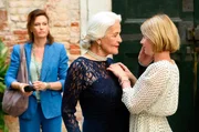 Contessa Lando-Continui (Hildegard Schmahl, Mitte) möchte die Wahrheit über den Zwischenfall mit ihrer Enkelin Manuela (Nadja Bobyleva, re.) wissen.