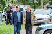 Die Kriminalhauptkommissare Lars (Ingo Naujoks, l.) und Finn (Sven Martinek, r.) kommen am Tatort an und diskutieren den Fall des toten Grafikers Jonas Schlebusch.