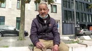 Der 62-jährige New Yorker Charles lebt in Frankfurt am Main und vermisst seine Familie sehr. Doch um sie wiederzusehen, müsste er erst vom Rauschgift loskommen.