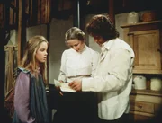 Mary (Melissa Sue Anderson, l.) soll an einem Mathematik-Wettbewerb in der Stadt teilnehmen. Besorgt fragen sich Caroline (Karen Grassle, M.) und Charles (Michael Landon, r.), wer das bezahlen soll.