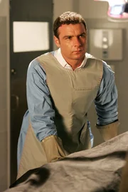 Was hat ein Regenschirm im Körper eines Toten zu suchen? Bei der Untersuchung eines Todesfalles entdeckt Keppler (Liev Schreiber) und das CSI-Team Ungeheuerliches.