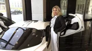 Auch Carmen ist begeistert vom Luxus-Auto in Dubai