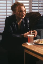 Lauren Ambrose (Claire Fisher)