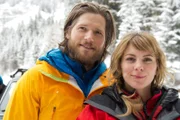 Auch wenn Markus (Sebastian Ströbel, l.) und Katharina (Luise Bähr, r.) es nicht wahrhaben wollen, die gemeinsamen Einsätze gefallen ihnen. in Verbindung mit der Sendung bei Nennung ZDF/Thomas R. Schumann