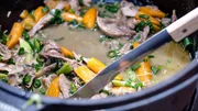Huhn im Weißwein geschmorrt mit Risotto und Ackergemüse.