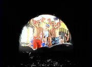 Malcolm mittendrin "Wasserspiele". Im Bild: Reese (Justin Berfield, re.) und Malcolm (Frankie Muniz, li.) starren entsetzt in die gefährlichste Wasserrutsche der Welt.