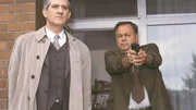Dr. Lause (Ilja Richter, li.) und KHK Kehler (Wolfgang Bathke, re.) sehen dem flüchtenden Milzarek nach. Wird KK Bongartz ihn noch erwischen?