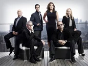 Im Einsatz für Gerechtigkeit: Det. Johon Munch (Richard Belzer, 2.v.l.), Capt. Donald Cragen (Dann Florek, l.), Det. Nick Amaro (Danny Pino, 3.v.l.), Det. Olivia Benson (Mariska Hargitay, 3.v.r.), Det. Odafin "Fin" Tutuola (Ice-T, 2.v.r.) und Det. Amanda Rollins (Kelli Giddish, r.)