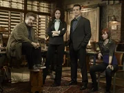 Bilden ein unschlagbares Team: Artie Nielsen (Saul Rubinek, l.), Myka Bering (Joanne Kelly, 2.v.l.), Pete Lattimer (Eddie McClintock, 2.v.r.) und Claudia Donovan (Allison Scagliotti, r.) ...