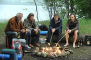 Am Lagerfeuer ist die Stimmung der Männer getrübt. Von links: Martin Kirchleitner (Hermann Giefer), Sebastian Wildner (Herbert Ulrich), Roland Bamberger (Horst Kummeth) und Gregor Brunner (Holger M. Wilhelm).