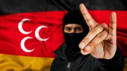Keyvisual zum Dokumentarfilm "Im Visier der grauen Wölfe".