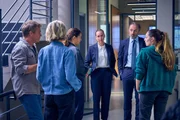 Staatsanwalt Steffen Kehlau (Robert Schupp, 2.v.r.) und seine Referendarin Isa Barsch (Nurit Hirschfeld, 3.v.r.) konfrontieren das Team mit einer angeblichen Panne von Ermittlerin Amira Mahdi (Aylin Ravanyar, r.) bei einem Zugriff. Lilly Funke (Tatjana Kästel, 3.v.l.), Vanessa Haas (Kerstin Landsmann, 2.v.l.) und Matti Wagner (Pierre Besson, l.) versuchen, ihre Kollegin zu schützen.