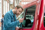 Gregor (Jonas Minthe) untersucht die zerstörte Fensterscheibe am Auto des Mordopfers.