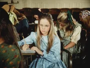 Konzentriert überlegt Mary (Melissa Sue Anderson, M.), wie die bewusste Mathematik-Formel heißt.