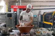 Koch João Rodrigues bereitet den traditionsreichen madeirischen Zuckerrohr-Kuchen Bolo de mel zu.