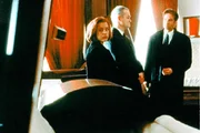 Mulder (David Duchovny, r.) und Scully (Gillian Anderson, l.) sind erstaunt, in einem kleinen Ort mit knapp 400 Einwohnern das größte Sarglager von ganz Texas vorzufinden. Der Inhaber (Forbes Angus, M.) führt die beiden hingegen stolz durch seinen Laden. Mulder (David Duchovny, r.) und Scully (Gillian Anderson, l.) sind erstaunt, in einem kleinen Ort mit knapp 400 Einwohnern das größte Sarglager von ganz Texas vorzufinden. Der Inhaber (Forbes Angus, M.) führt die beiden hingegen stolz durch seinen Laden.