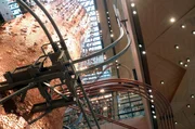 In Tokio wurde ein „Starbucks Reserve“-Kaffeehaus mit einem sich über drei Etagen erstreckenden Röstofen eröffnet.