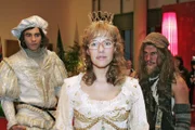 "Tippelbruder" Rokko (Manuel Cortez, r.) ist entzückt von "Prinzessin" Lisa (Alexandra Neldel, M.). "Prinz" David (Mathis Künzler, r.) allerdings ist perplex - er hatte Mariella als Prinzessin erwartet. - (Dieses Foto von Alexandra Neldel darf nur in Zusammenhang mit der Berichterstattung über die Serie "Verliebt in Berlin" veröffentlicht und verbreitet werden.)