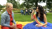 Moderatorin Anna Lena Dörr (links) und die Rosenkönigin.