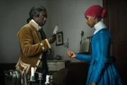 Majordome (Hakeem Kae-Kazim, l.); Victoire (Kosar Ali, r.)
