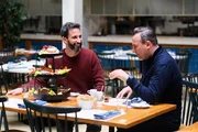 Tim Raue (r.) und José Avillez  +++ Die Verwendung des sendungsbezogenen Materials ist nur mit dem Hinweis und Verlinkung auf RTL+ gestattet. +++ Tim Raue (r.) und José Avillez  +++ Die Verwendung des sendungsbezogenen Materials ist nur mit dem Hinweis und Verlinkung auf RTL+ gestattet. +++