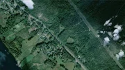 Eine Satellitenansicht zeigt das Baumhotel in den Wäldern und Seen von Schwedisch-Lappland.