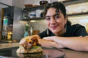 Lucie erforscht die vielfältigen Verwendungsmöglichkeiten der Banane: Aus den Schalen hat sie veganen Bacon kreiert und mit Avocado-Toast kombiniert.