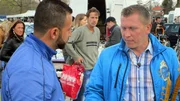 Otto Schulte (re.) mit Interessenten auf dem Flohmarkt
