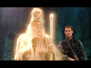 Plötzlich erscheint eine Projektion des alten Merlin neben Lt. Col. Mitchell (Ben Browder, re.)...