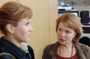 Alex (Wolke Hegenbarth) bekommt von Prof. Gregor (Petra Kelling, re.) die Leviten gelesen, und muss weiter zur Vorlesung.