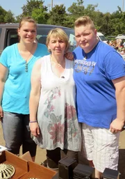 Daniela (27, re.) mit Mutter Angelika (53, Mitte) und Freundin Yvonne (26, li.) auf dem FlohmarktDaniela (27, re.) mit Mutter Angelika (53, Mitte) und Freundin Yvonne (26, li.) auf dem Flohmarkt