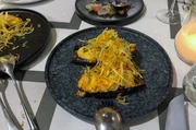 In Griechenland geht fast nichts ohne Olivenöl – außer beim Auberginenauflauf Moussaka, denn nach diesem Rezept wird die Béchamelsoße mit Butter zubereitet.