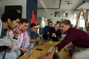 Britta (Pauline Großmann, 2.v.r.), Tolga (Eren Kavukoğlu, l.) und seine Freunde Leonard (Max Koltai, 2.v.l.), Marek (Daniel Prussak, 3.v.l.) und Vincent (Jannik Schümann, r.) spielen im Start-up eine Runde Poker. Ayla (Via Jikeli) sieht fasziniert zu - und durchschaut das Spiel sehr schnell.