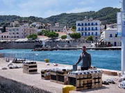Pyrotechniker und SFX-Designer Pavlos Nanos steht auf einem Ponton und bereitet das Feuerwerk für das Armata-Festival in Spetses, Griechenland, vor.
