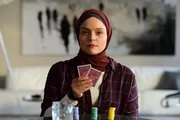 Ayla (Via Jikeli) sieht im Pokern ihre einzige Chance, das Geld für ihr Praktikum bei der NASA zu erspielen.