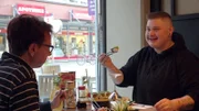 Damian (re.) ist überglücklich. Er darf offiziell bei Katharina wohnen. Das feiern sie mit einem besonderen Essen.