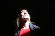 Ersetzt KI den Menschen – auch im Tanz? Dieser Frage geht die Choreographin Sylvia Camarda nach und lässt sich in Berlin von einer KI durch eine Performance führen.