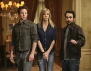 L-R: Dennis Reynolds (Glenn Howerton), Dee Reynolds (Kaitlin Olson) und Charlie Kelly (Charlie Day)