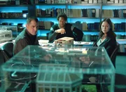 Im Team herrscht Anspannung. Nick (George Eads), Warrick (Gary Dourdan, Mi.) und Sara (Jorja Fox) wissen, dass der Mörder erneut zuschlagen wird, wenn sie das Rätsel um das Mord-Modell nicht lösen... Im Team herrscht Anspannung. Nick (George Eads), Warrick (Gary Dourdan, Mi.) und Sara (Jorja Fox) wissen, dass der Mörder erneut zuschlagen wird, wenn sie das Rätsel um das Mord-Modell nicht lösen...