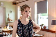 Kellnerin Mara Singer (Anna Bachmann) ist nicht begeistert von Gregors und Ninas Befragung. Hat sie etwas zu verheimlichen?
