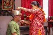 Sanak Shrestha lässt sich von seiner Frau mit einer Klangschale gegen Kopfschmerzen behandeln.