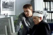 Hauptkommissar Ulrich Satori (Markus Böker, li.) hofft, dass der Juwelier (Reinhold Behling) in der Fahndungskartei jemanden erkennt, dann wäre der Fall abgeschlossen, doch Fehlanzeige.