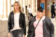 Mick (Kaitlin Olson, l.) und Alba (Carla Jimenez, r.) haben einen nicht ganz legalen Plan, um Sabrina in Yale einzuschleusen ... Mick (Kaitlin Olson, l.) und Alba (Carla Jimenez, r.) haben einen nicht ganz legalen Plan, um Sabrina in Yale einzuschleusen ...