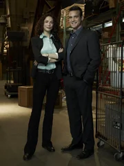 Unterschiedlicher können die Agenten Myka Bering (Joanne Kelly, l.) und Pete Lattimer (Eddie McClintock, r.) nicht sein: Sie hält sich gern an Regeln, während er sie häufig bricht. Doch zusammen bilden sie das perfekte Team ...