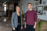 Eric Mayer (r.) triff Psychologin Prof. Judith Mangelsdorf (l.). Sie erforscht, wie wir als Gesellschaft glücklicher werden können.